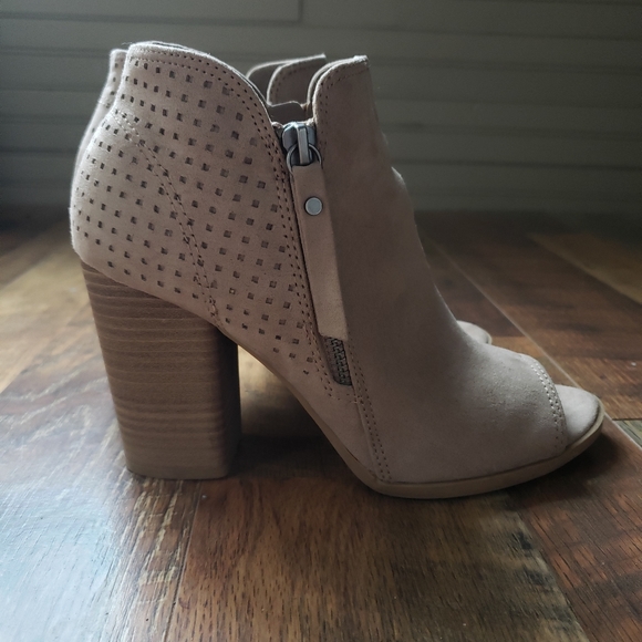 Universal Thread Heels - Picture 2 of 3